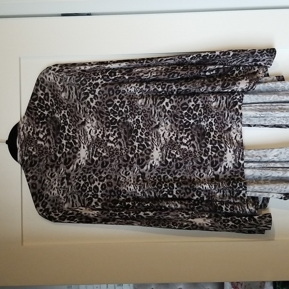 Kirshe wrap / top Animal print. black & white. Oversize or Maternity also. - Picture 4 of 6